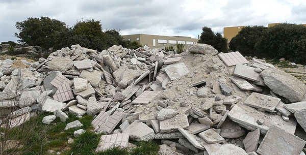 Escombrera junto al colegio "Las Veredas"