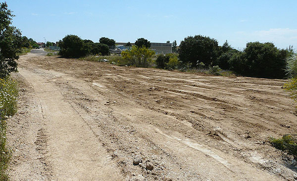 Destrozos medioambientales junto a un camino rural de Colmenarejo
