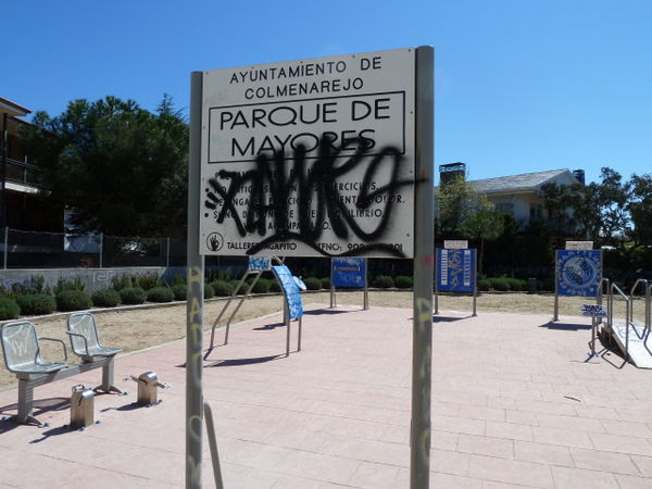 Parque de mayores Parece recién instalado. Todos los elementos tienen pintadas.