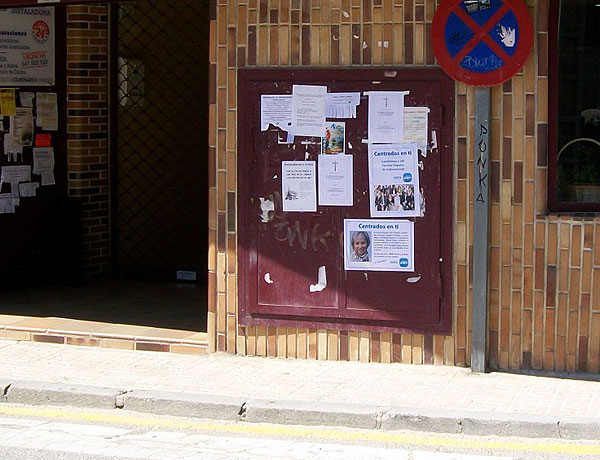 Carteles_PP_calle Ellos pegan donde les place