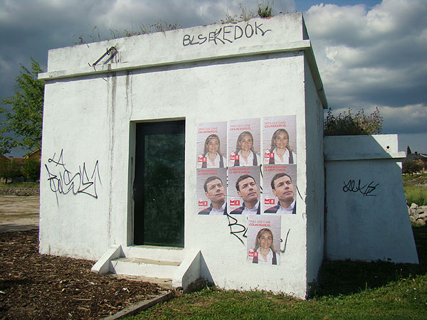 Carteles_PSOE_deposito Ellos se encargan de ensuciarlo