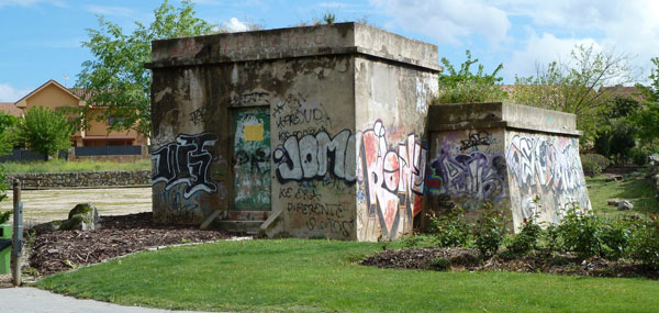 El depósito del Parque de la Trashumancia lleno de graffitis
