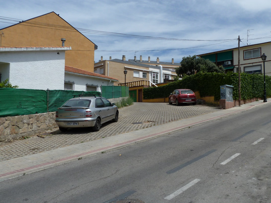 Acceso a aparcamientos por zona verde desde la calle Sevillano